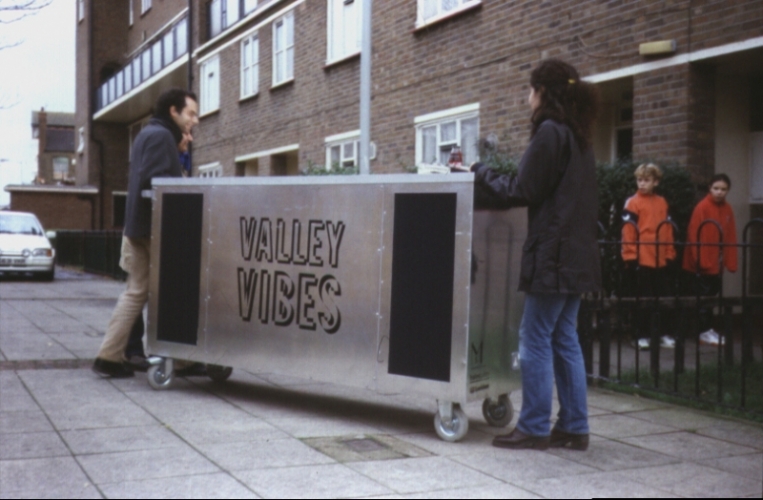 „Valley Vibes Vibe Detector“ keliauja gatvėmis ir renka informaciją, mokosi ir padeda suprasti miesto patirtis (Rytų Londonas, 1998)