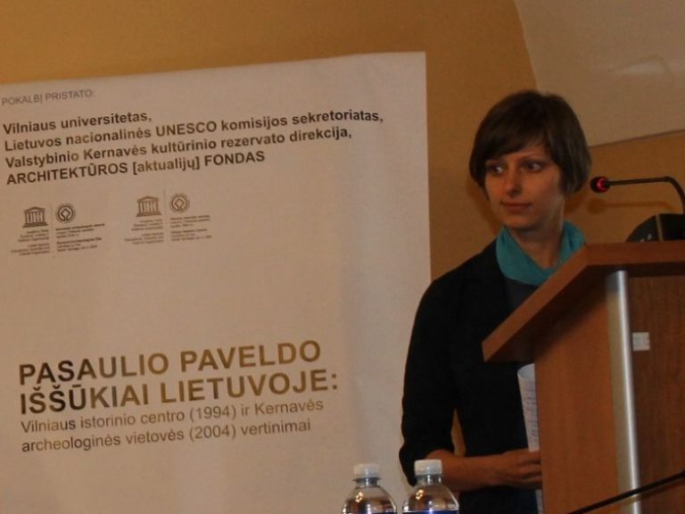 Viltė Janušauskaitė paskaitoje Vilniaus universitete, Kristinos Tendzegolskaitės nuotr., 2014