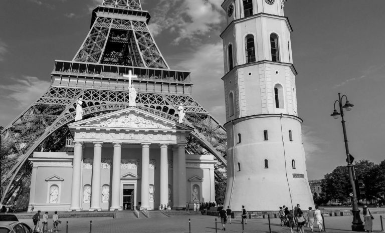 Nuotrauka – Liudas Parulskis “Eifelio bokštas mastelyje”.